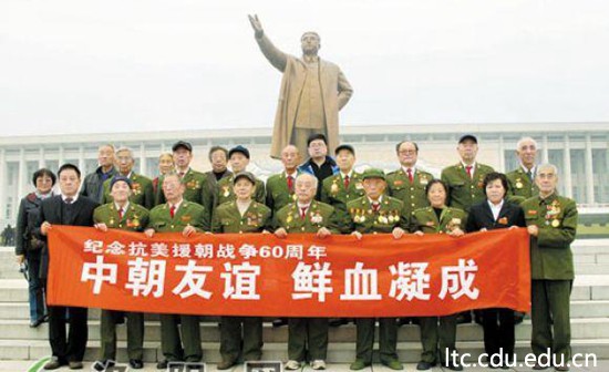 老兵们在金日成铜像前留影（第一排右一为莫若健）.jpg